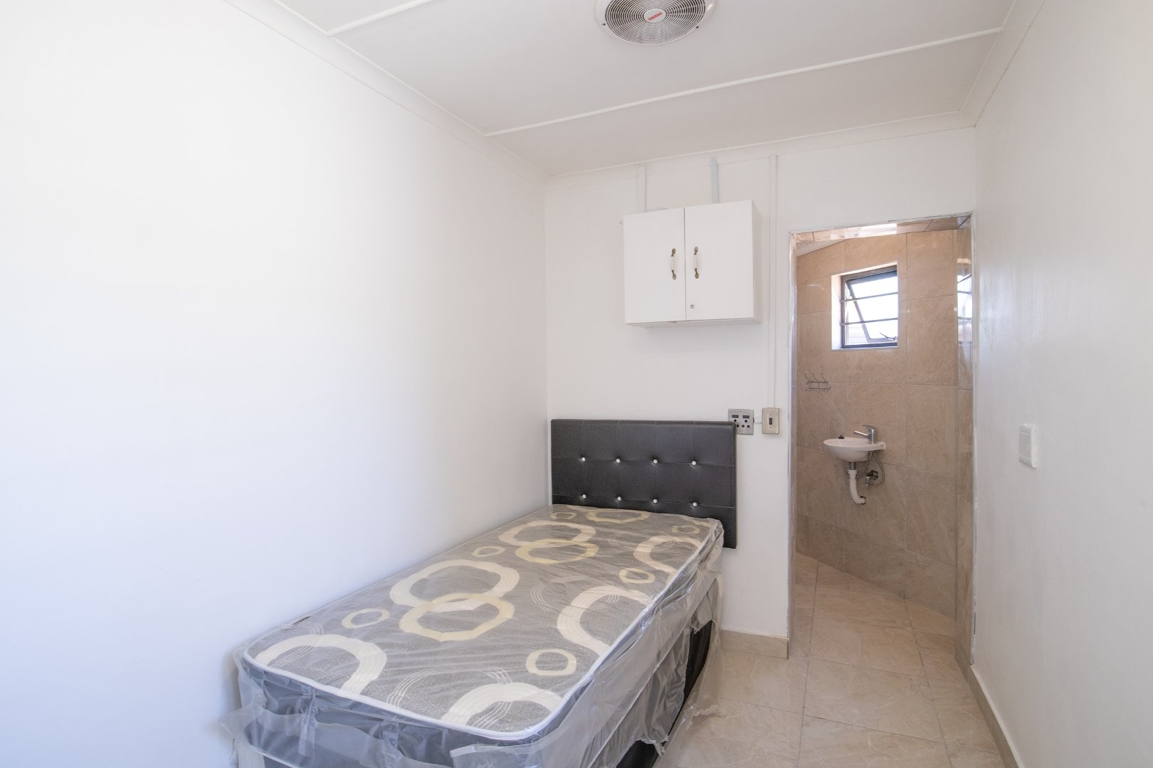 To Let 1 Bedroom Property for Rent in Lansdowne Western Cape